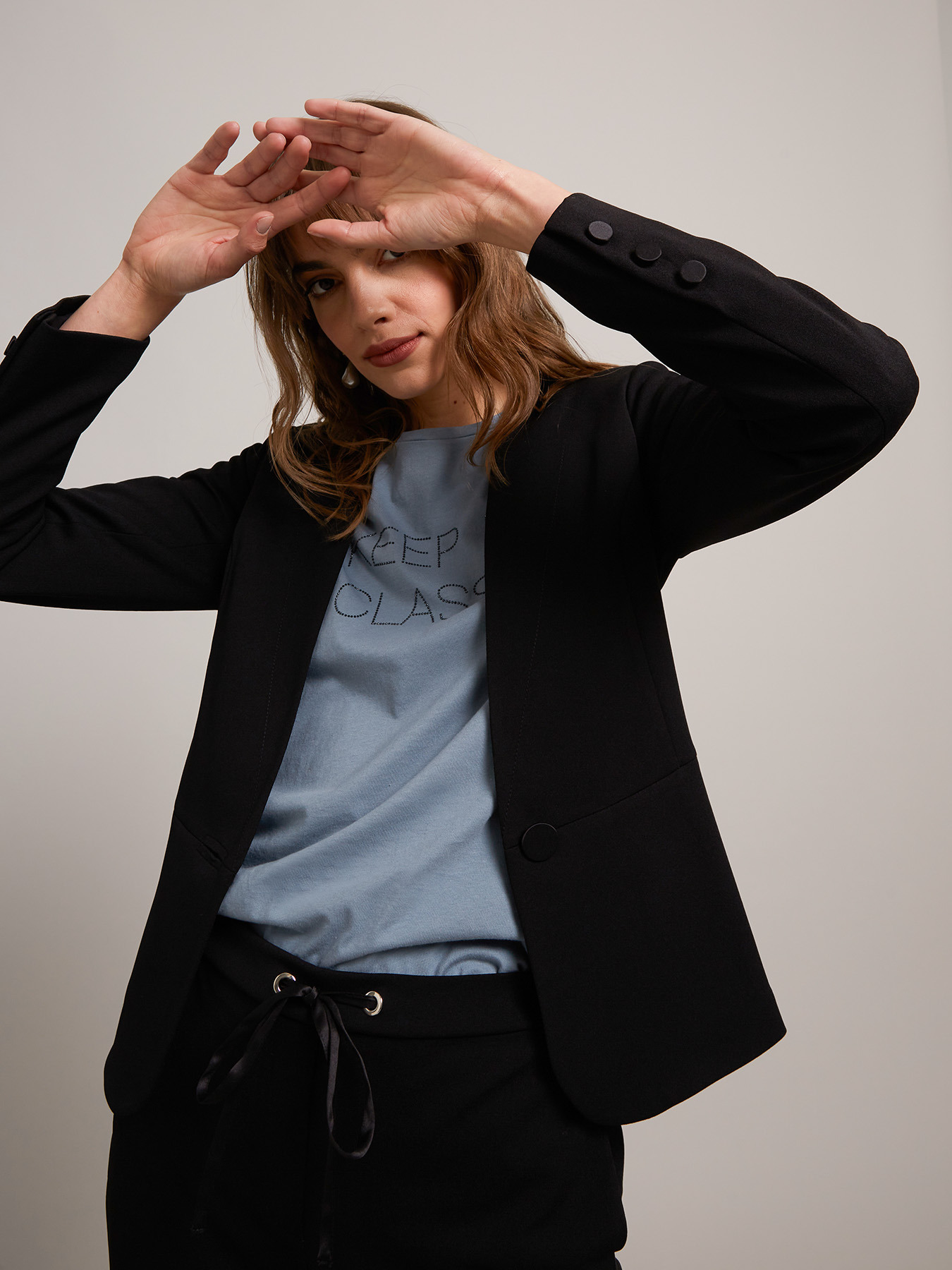 Fitted blazer with covered buttons image number 2