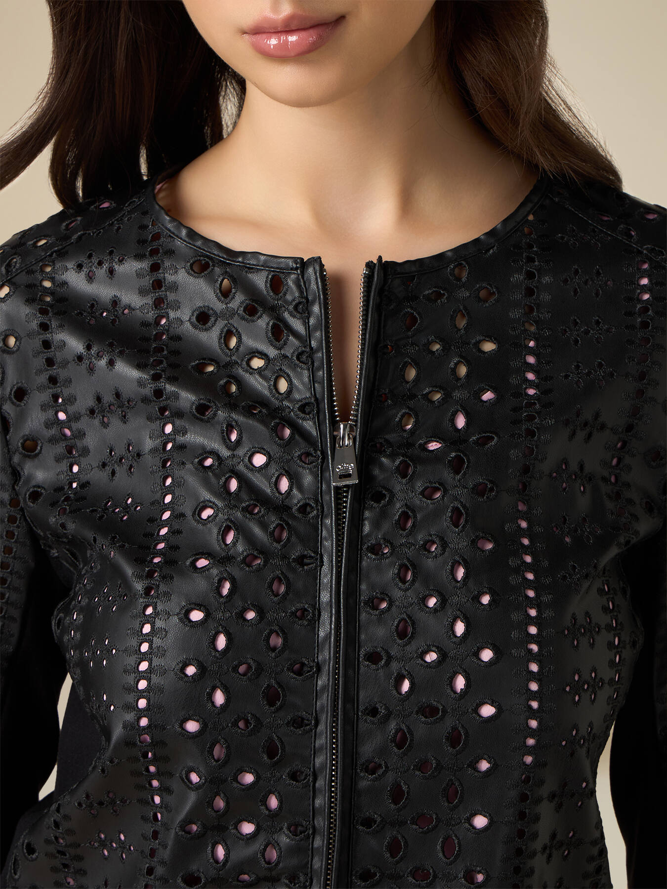 Blouson d&eacute;coup&eacute; au laser effet broderie anglaise image number 2