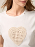 Camiseta con coraz&oacute;n de ganchillo image number 2