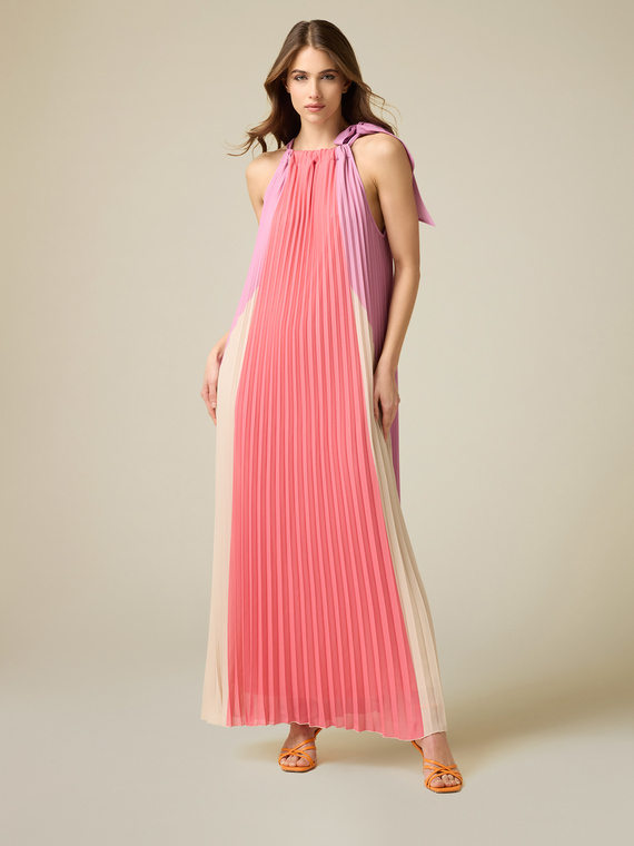 Langes plissiertes Colour-Block-Kleid