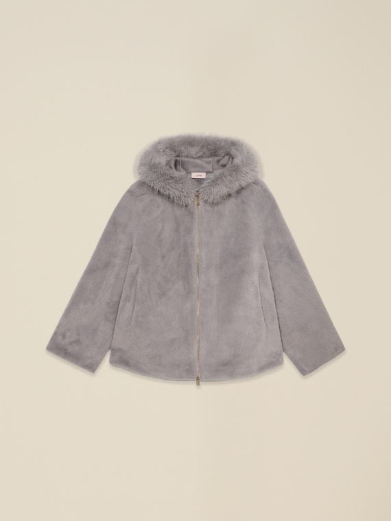 Parka corto con capucha