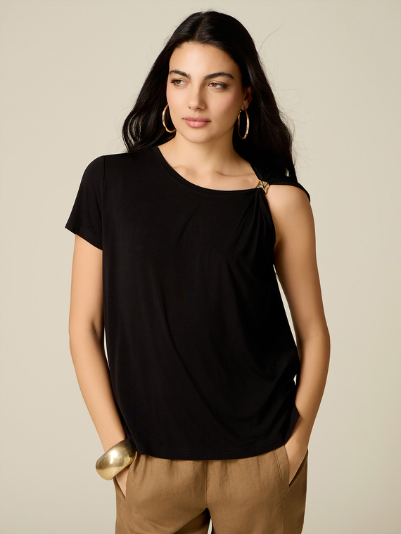 Einseitig schulterfreies T-Shirt mit Metallaccessoire