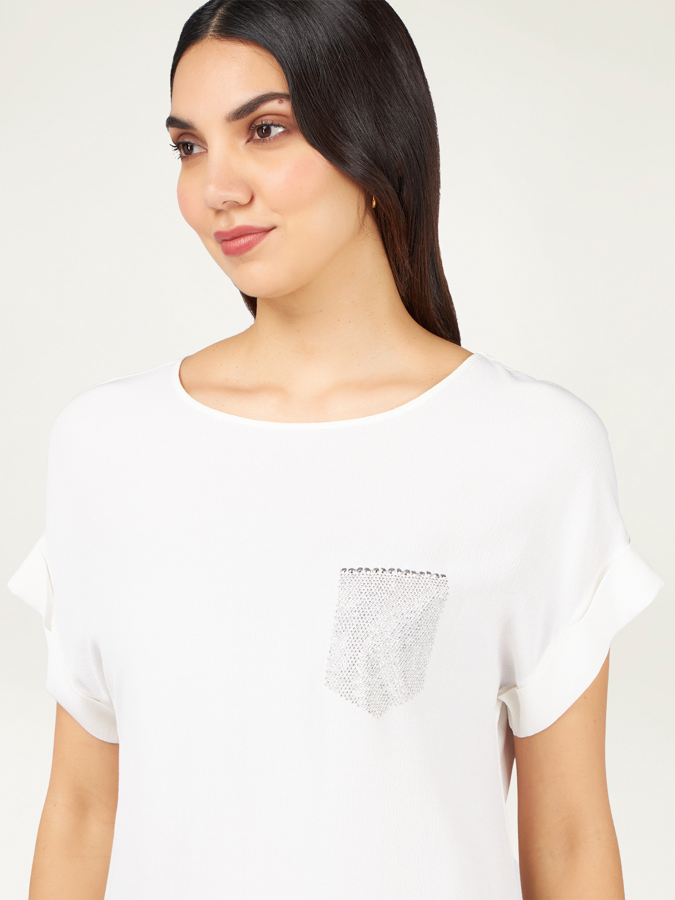 T-shirt con taschino in borchie image number 2