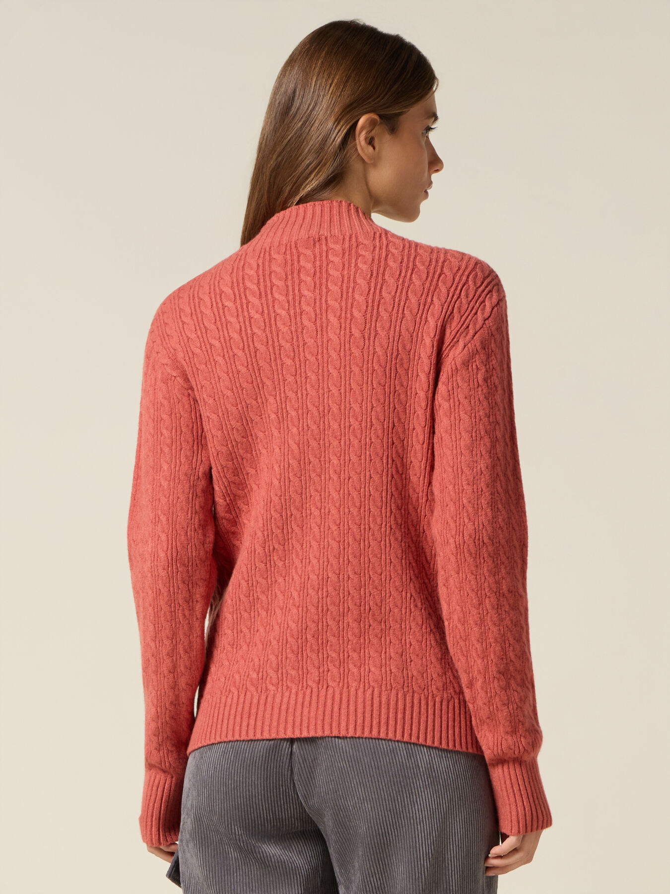 Rollkragenpullover mit Zopfmuster image number 1