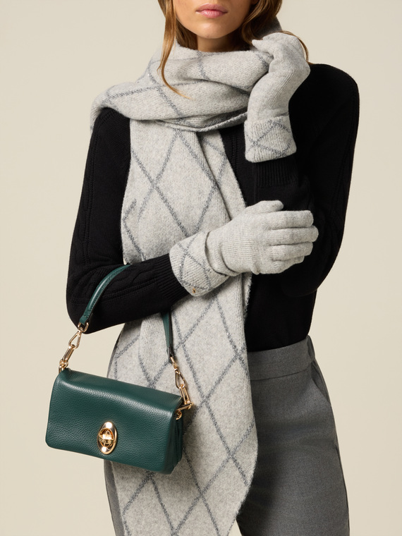 Knitted gloves with lurex embroidery