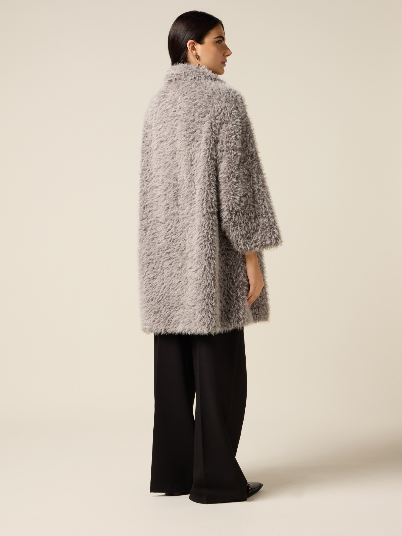 Palton supradimensionat cu efect de pluș și broșe image number 1