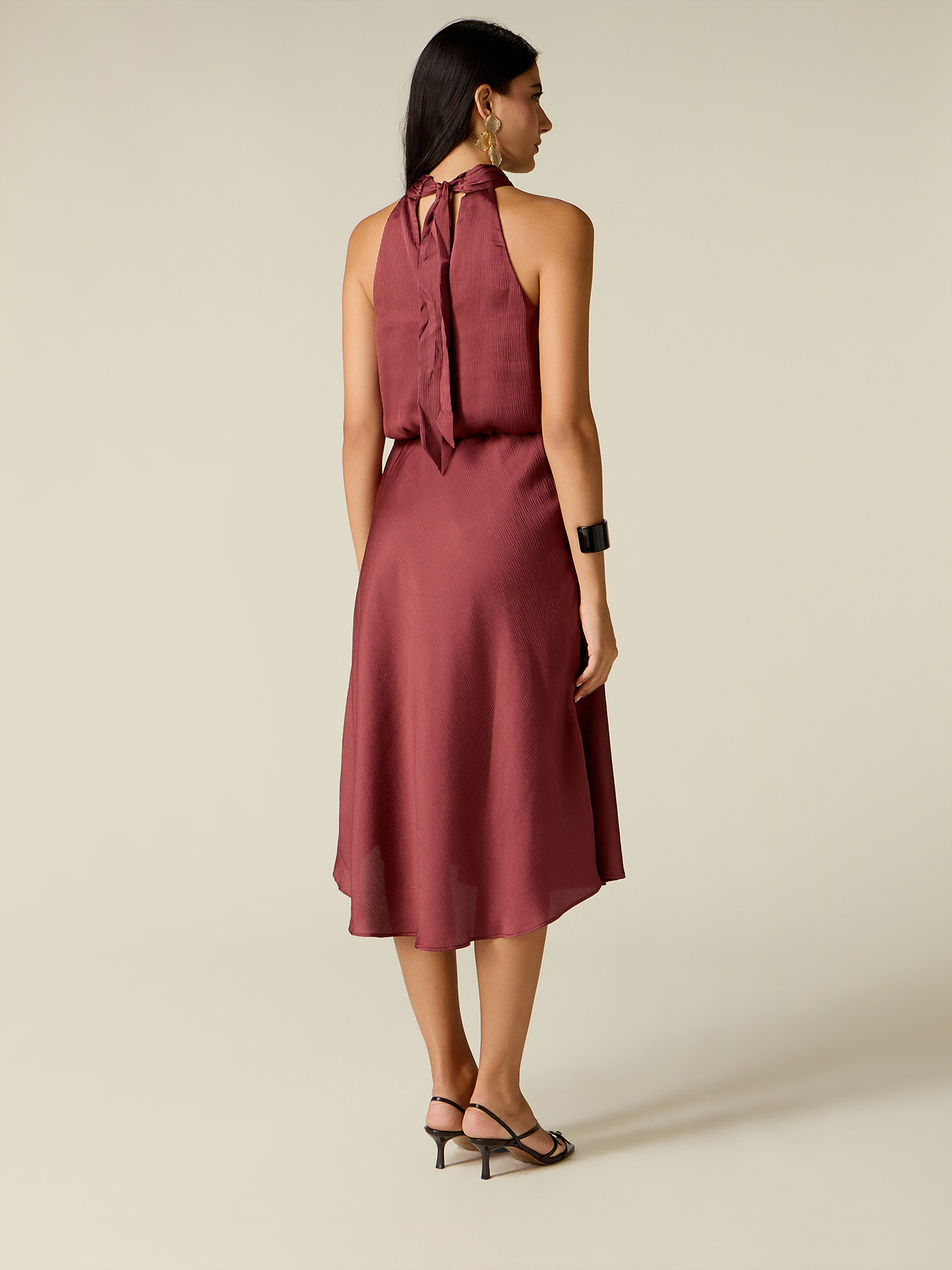 Vestido midi halter neck de sat&eacute;n image number 1