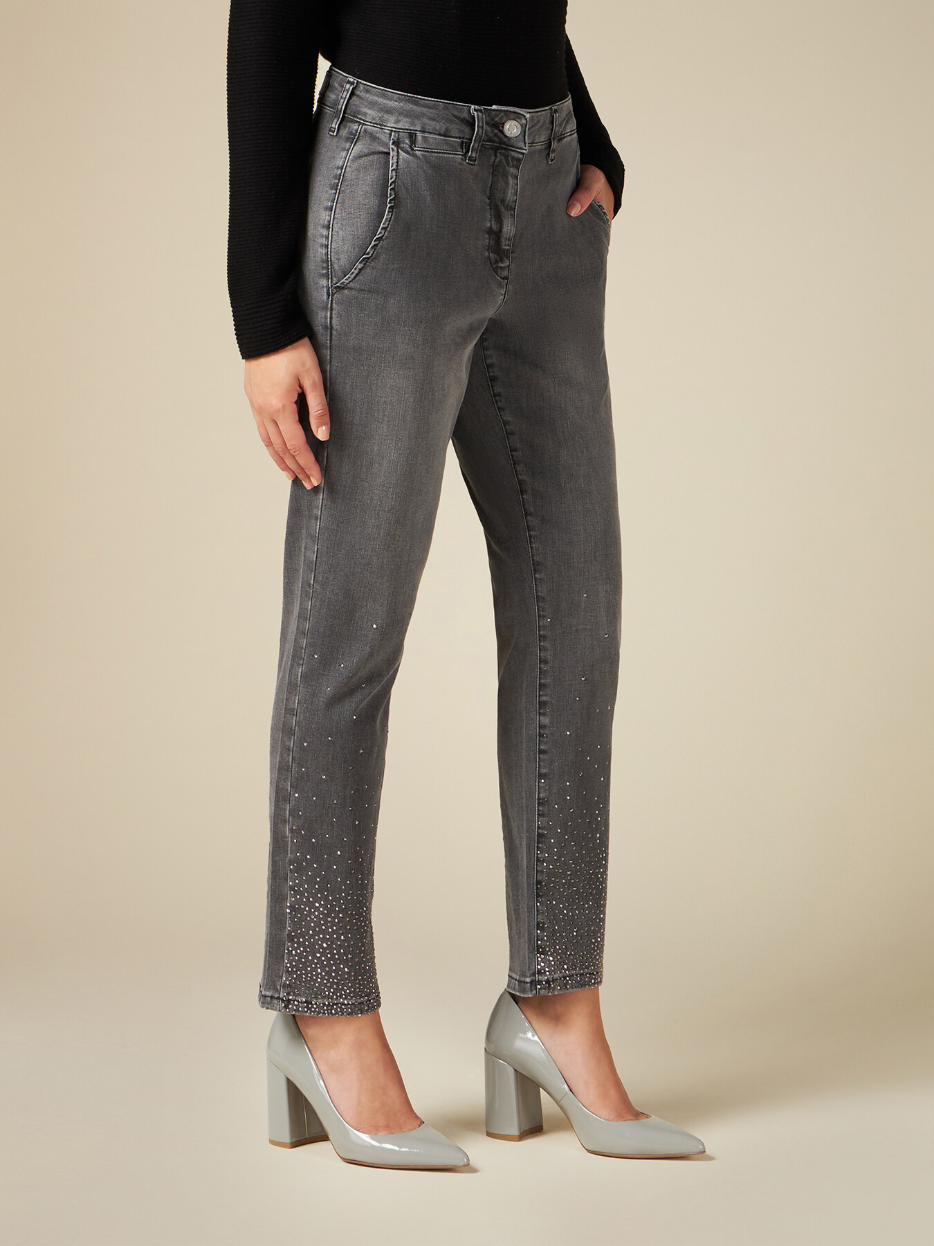 Umweltfreundliche graue Chino-Jeans mit Nieten image number 3