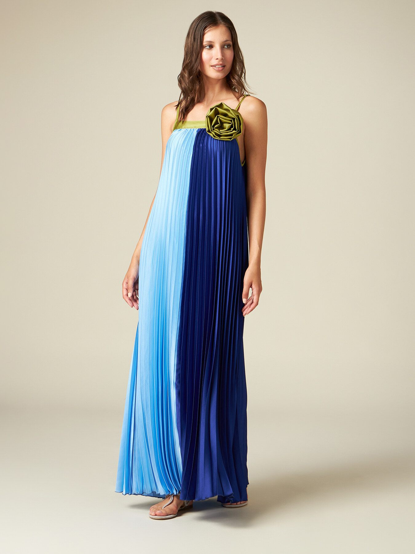 Vestito lungo pliss&eacute; con spilla image number 0