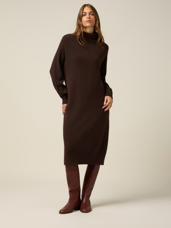 Vestido oversize cuello alto de punto