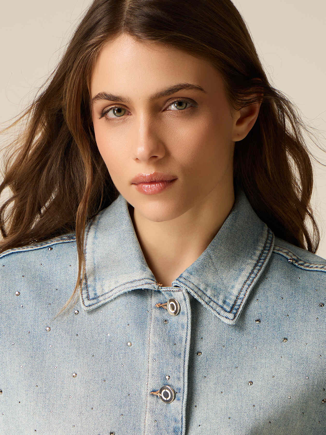 Giubbotto in denim con cristalli image number 2