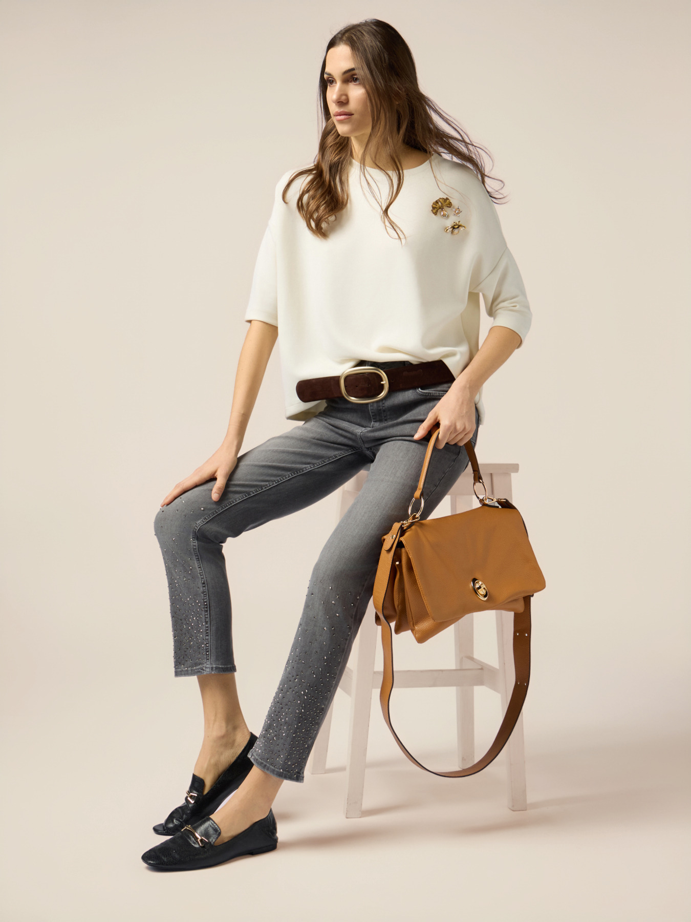 Jeans regular con borchie decorative image number 0