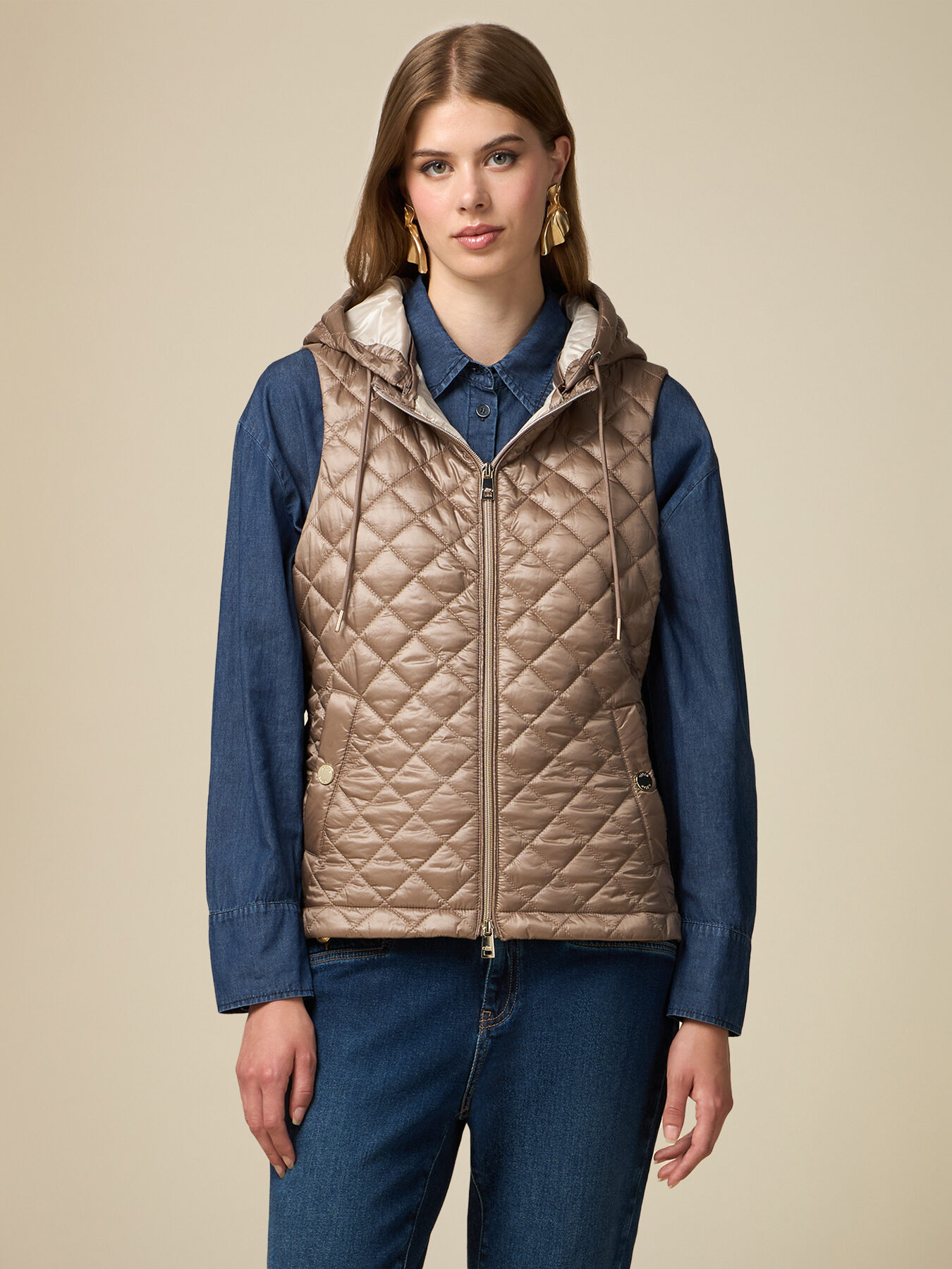 Sleeveless lightweight down jacket image number 0