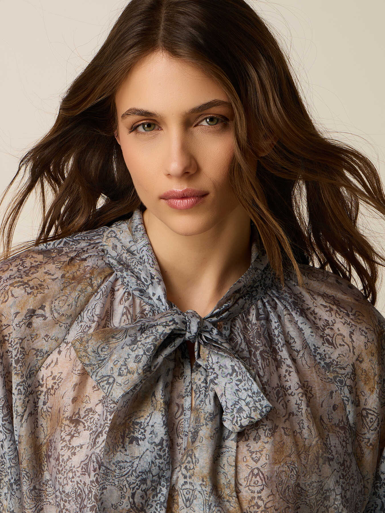Gemusterte Bluse mit Schleife image number 2