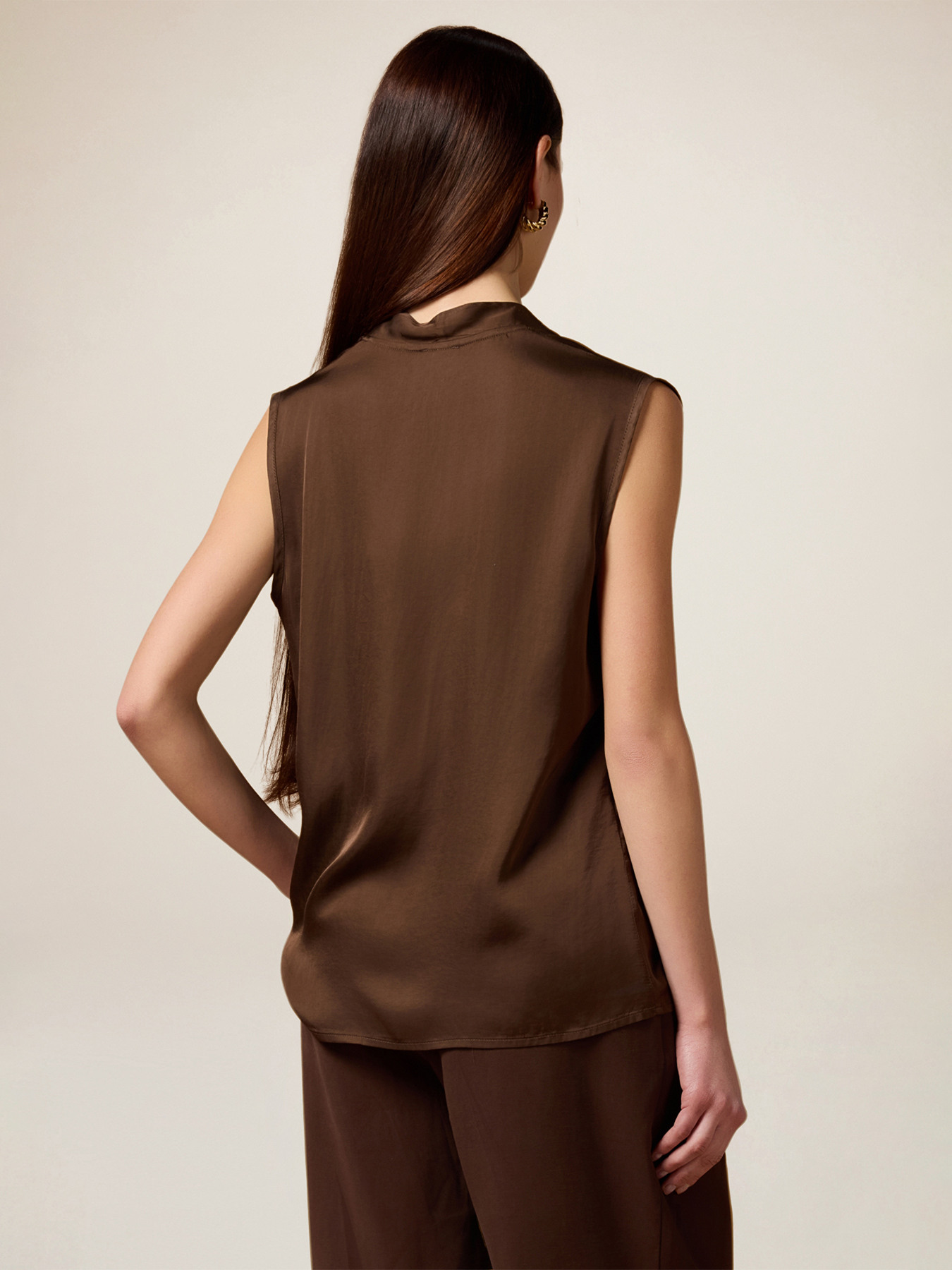 Blusa de sat&eacute;n con escote en V image number 1