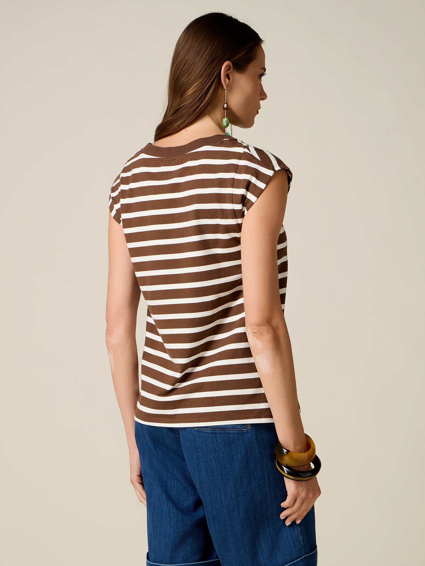 T-shirt scollo a V a righe image number 1