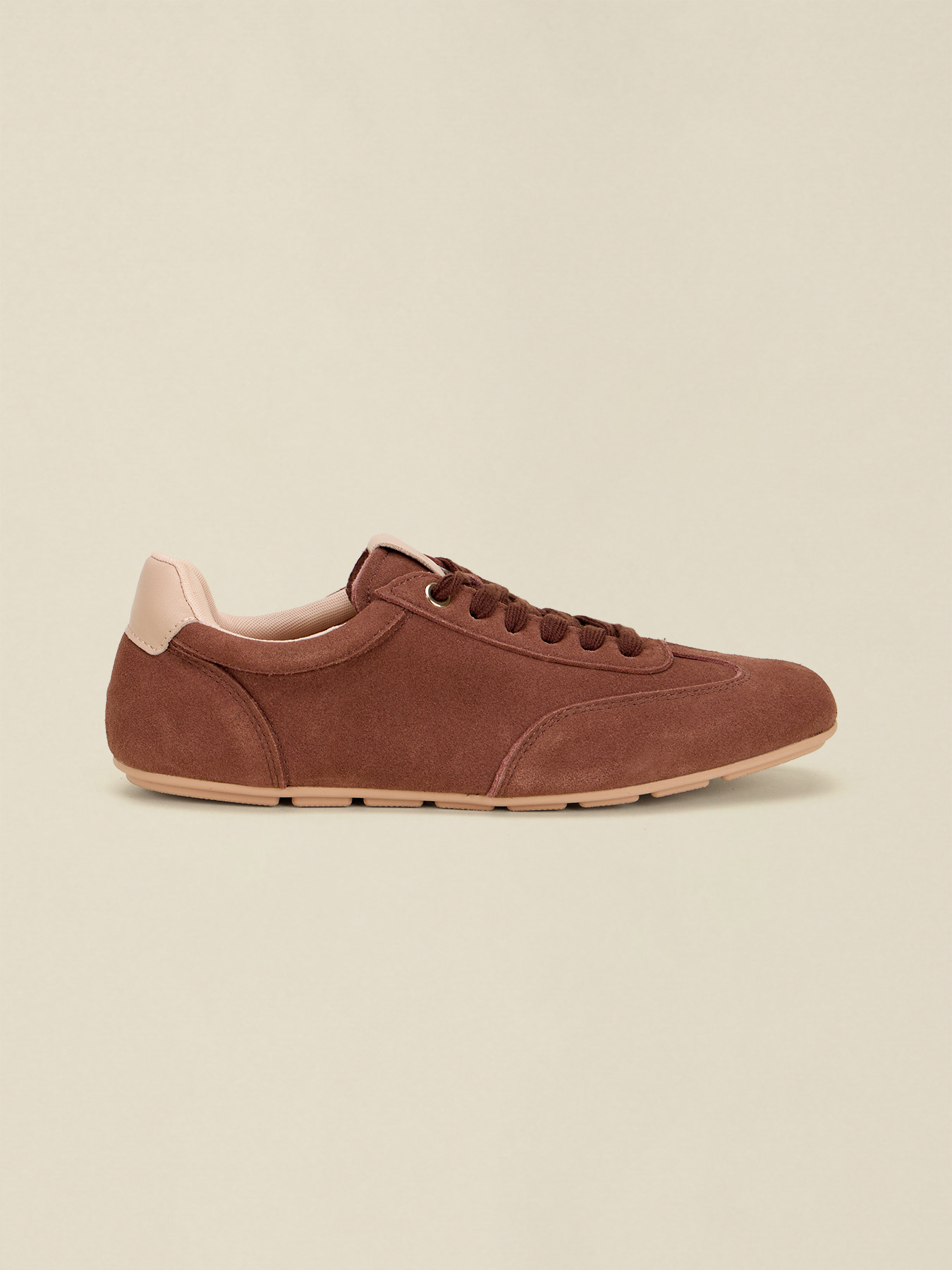 Vintage sneakers with contrasting detail image number 0