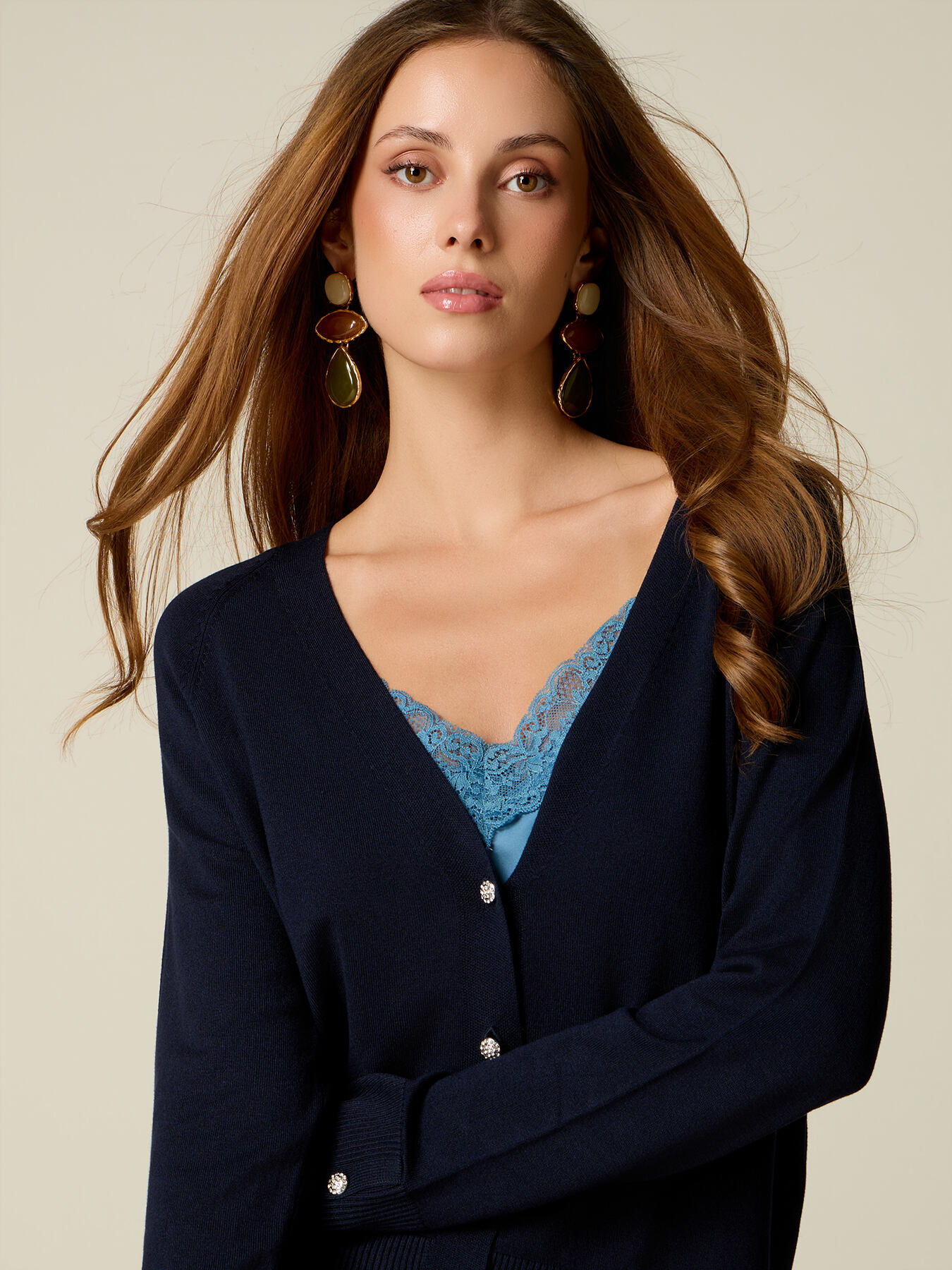 Cardigan mit V-Ausschnitt und Knopfdetail image number 2