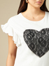 T-shirt con pizzo e applicazioni image number 2