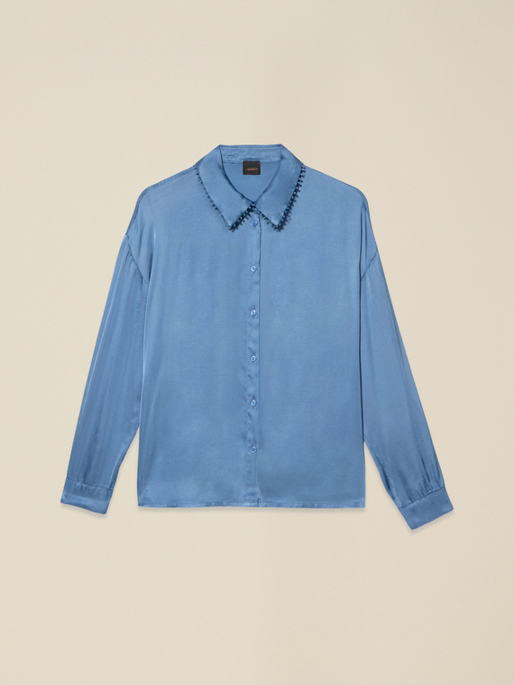 Chemise en satin avec profils d&eacute;cor&eacute;s