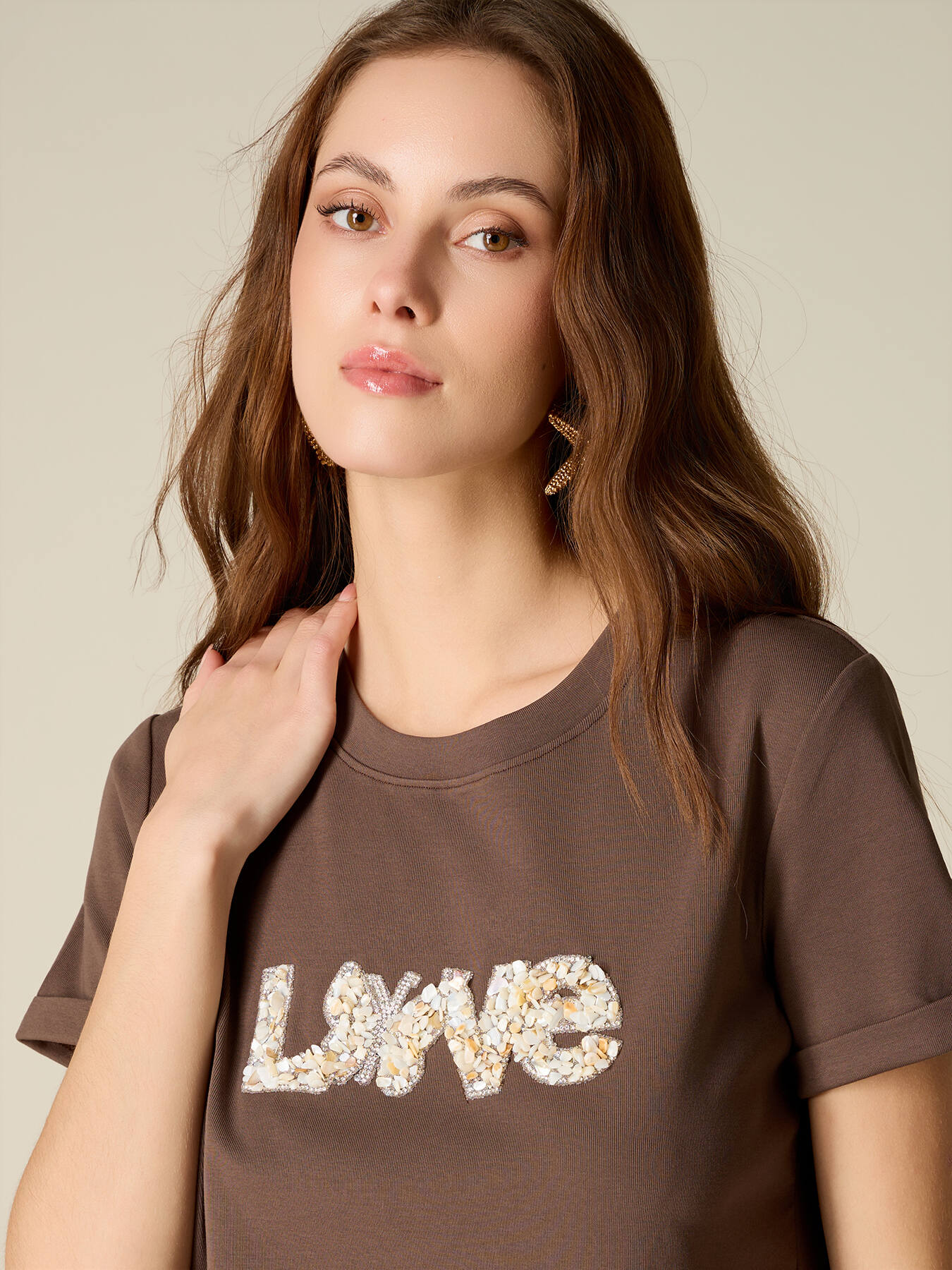 T-Shirt mit Juwelen-Schriftzug-Stickerei image number 2