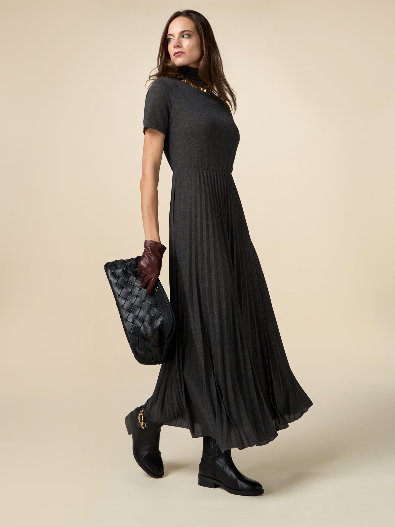 Kurz&auml;rmeliges Jerseykleid mit Halskette image number 3