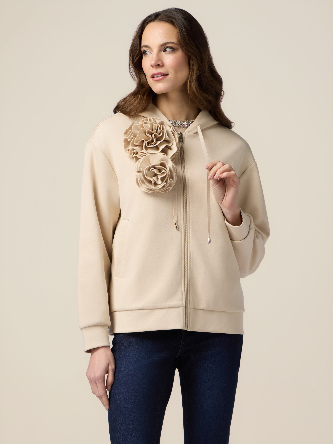 Felpa con zip e spille e fiore