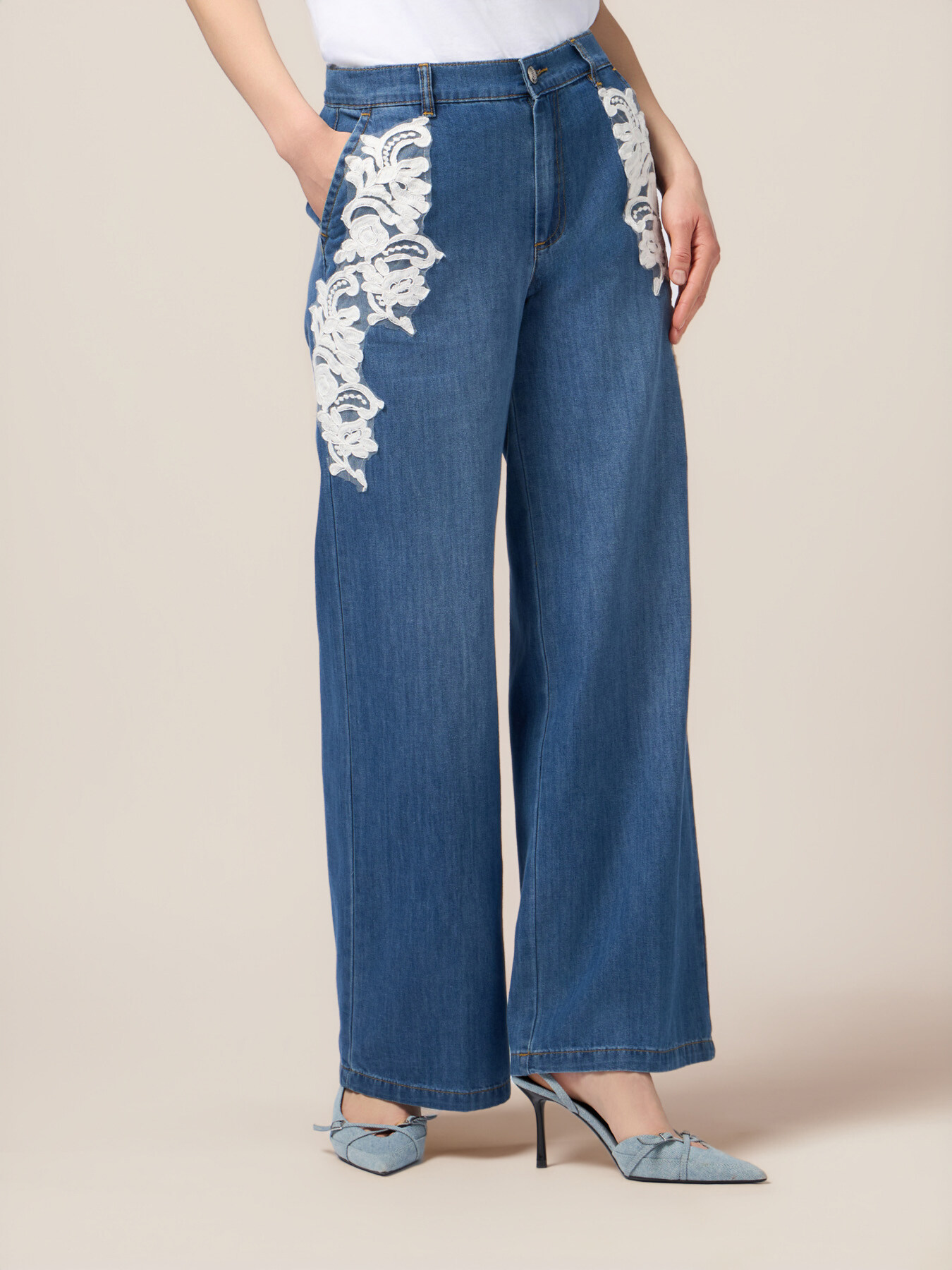 Jeans palazzo con ricami decorativi image number 3