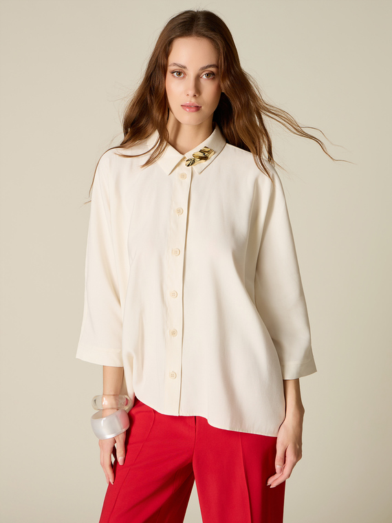 Viskosemischung-Hemd mit Metallbrosche