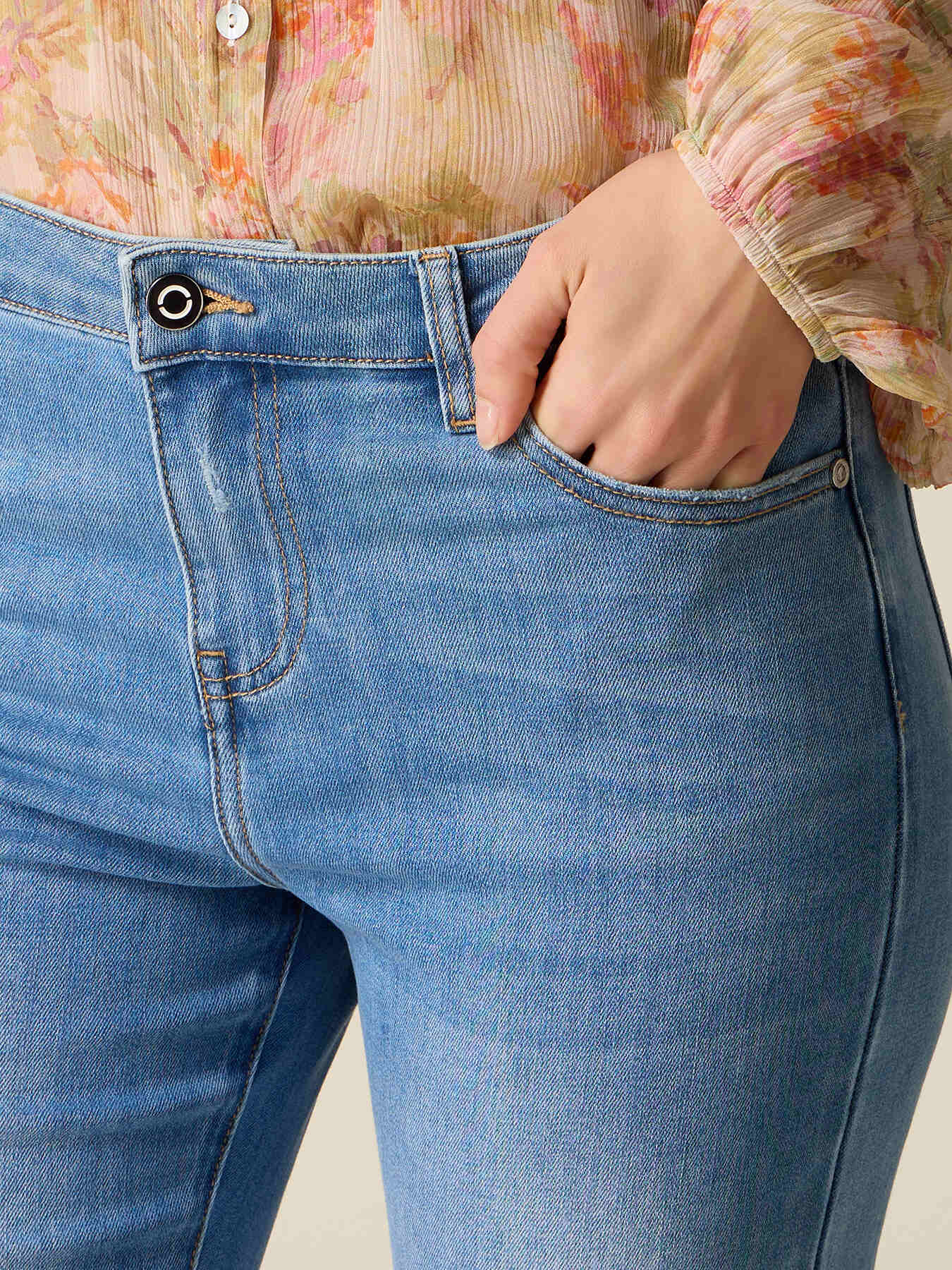 Jeans acampanados image number 2