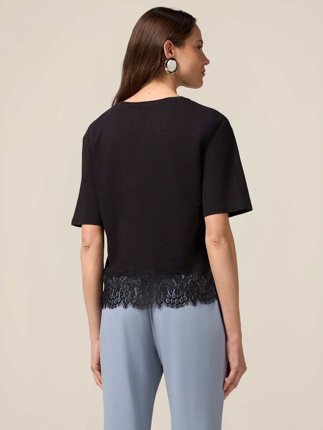 T-shirt con pizzo e applicazione lettering image number 1