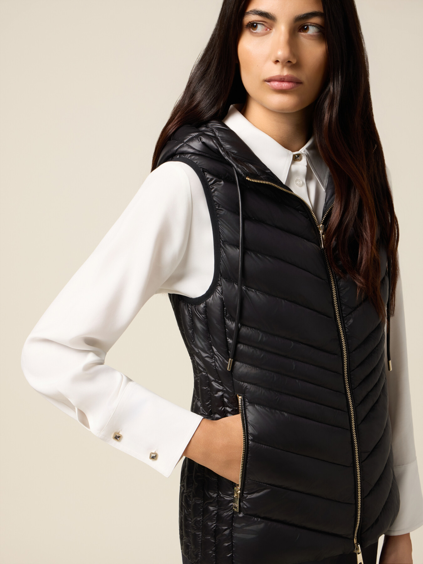 Lightweight sleeveless down jacket image number 2