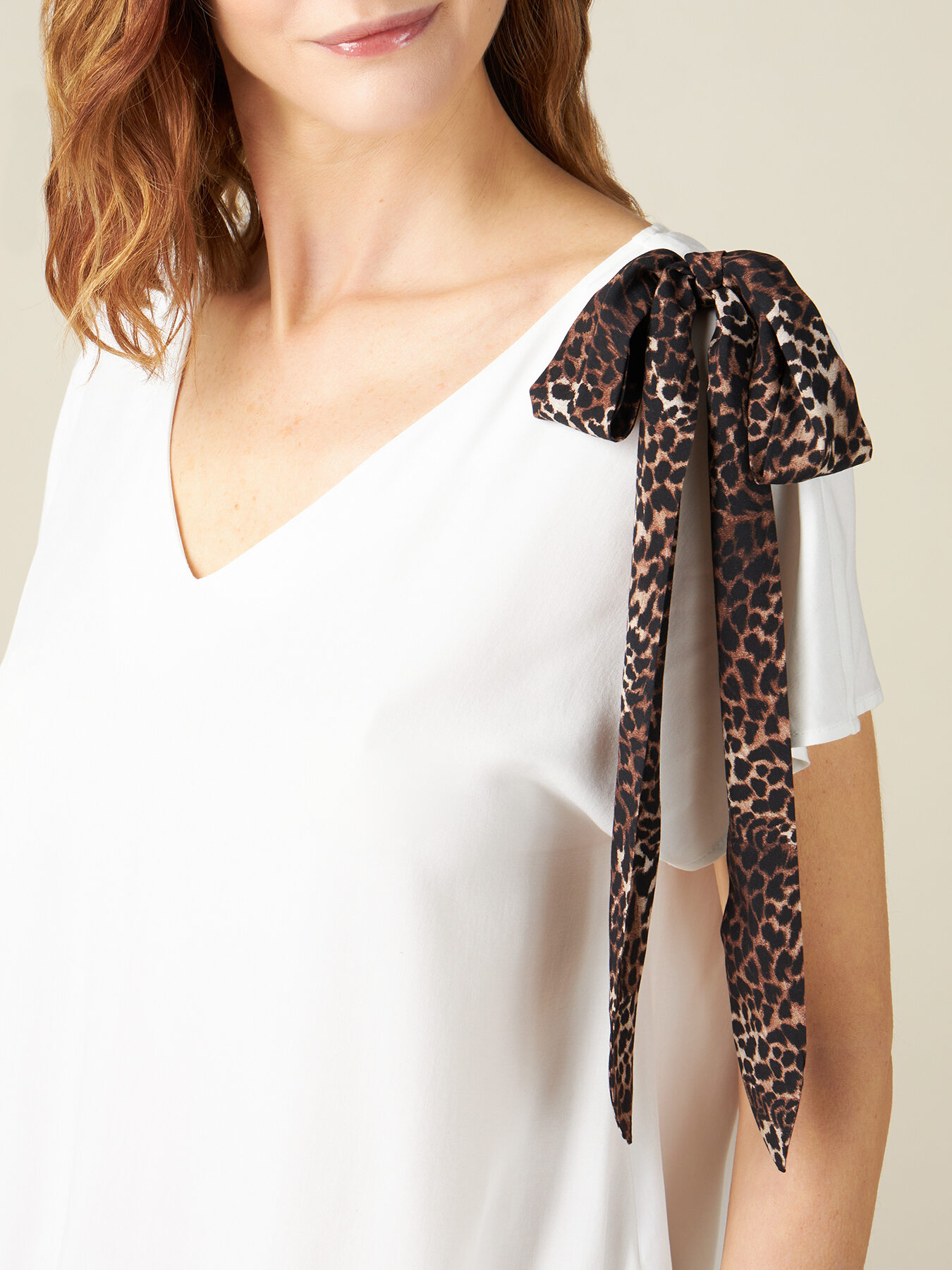 Blusa con fiocco animalier image number 2