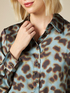 Camisa animalier de raso image number 2
