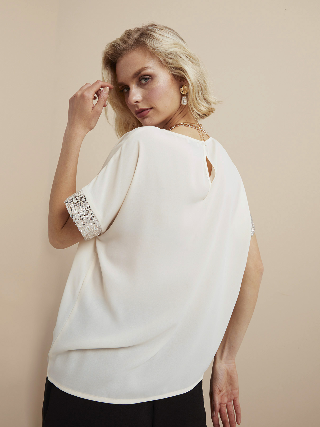 Blusa con bordo in paillettes a fondo manica image number 1