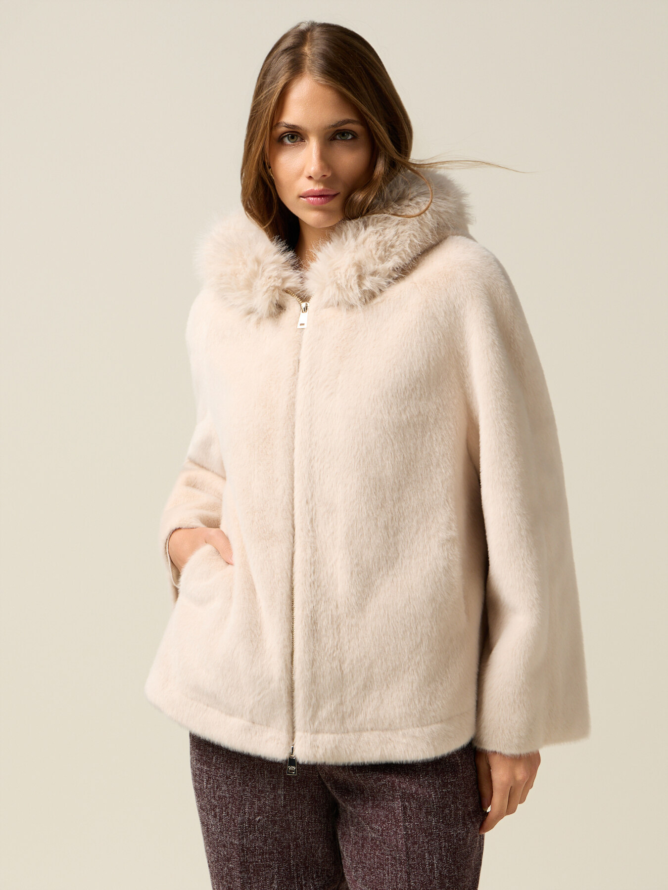 Parka corto con capucha image number 0