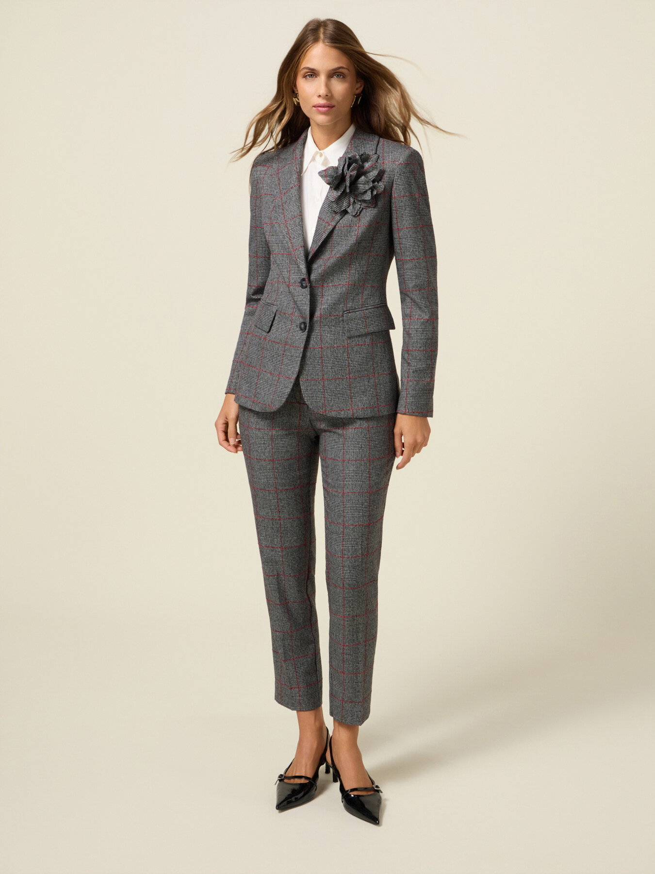 Blazer &agrave; carreaux avec broche image number 4