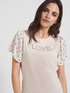 T-shirt con applicazione lettering gioiello image number 0