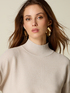 Rollkragenpullover aus Strickware mit Mini-Pailletten image number 2