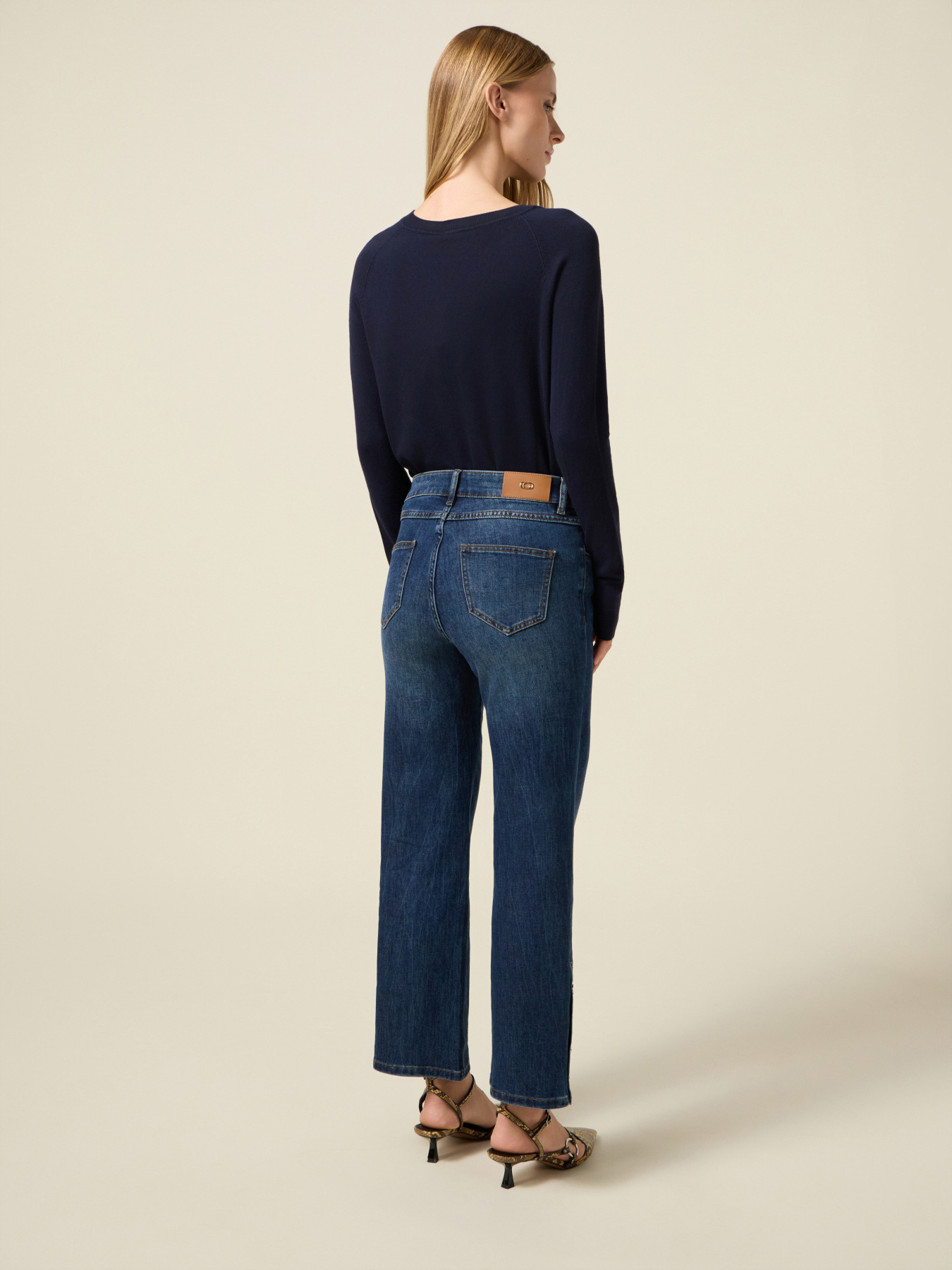 Jeans regular con bottoni decorativi image number 1