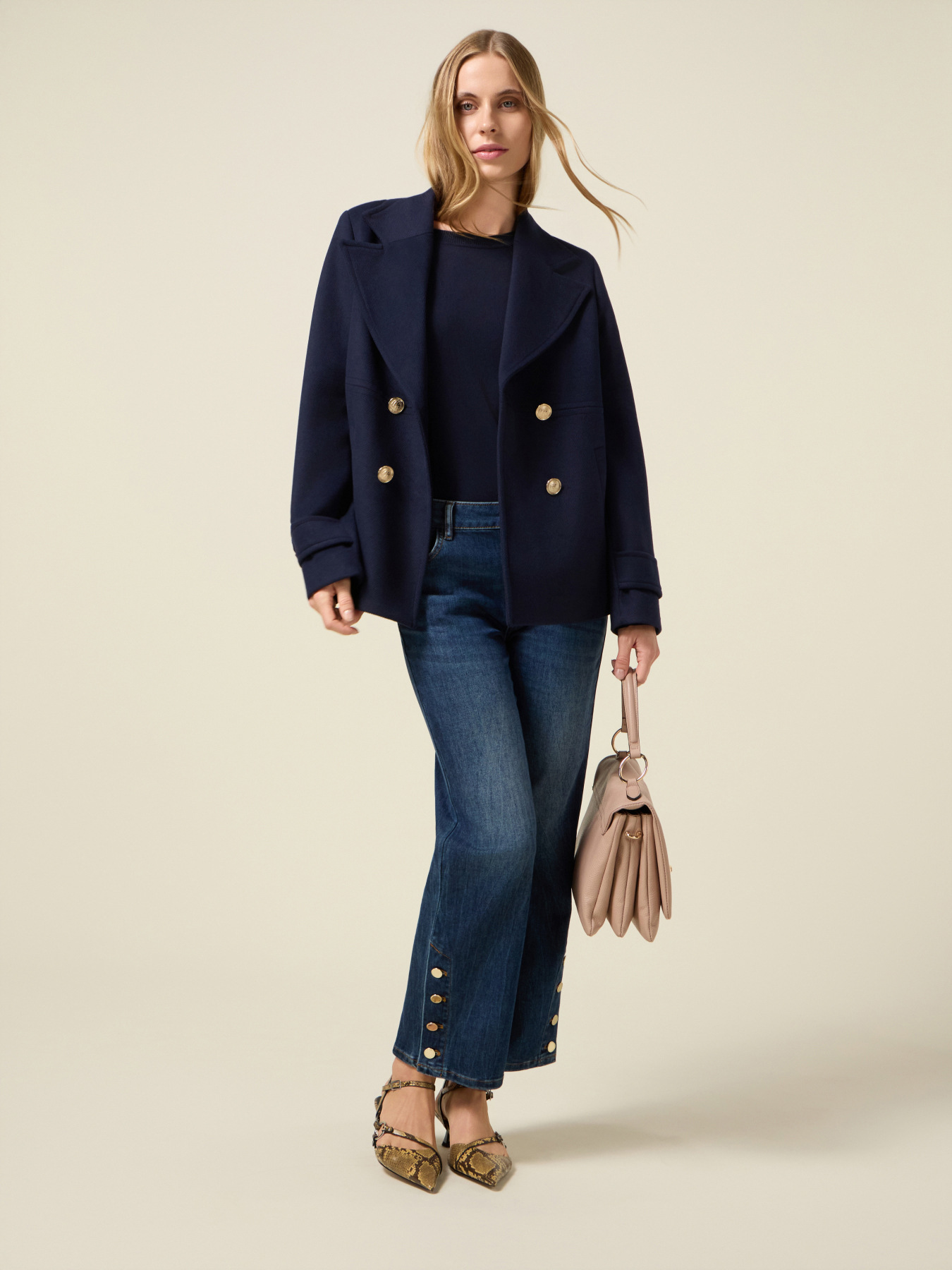 Jeans regulares con botones decorativos image number 0