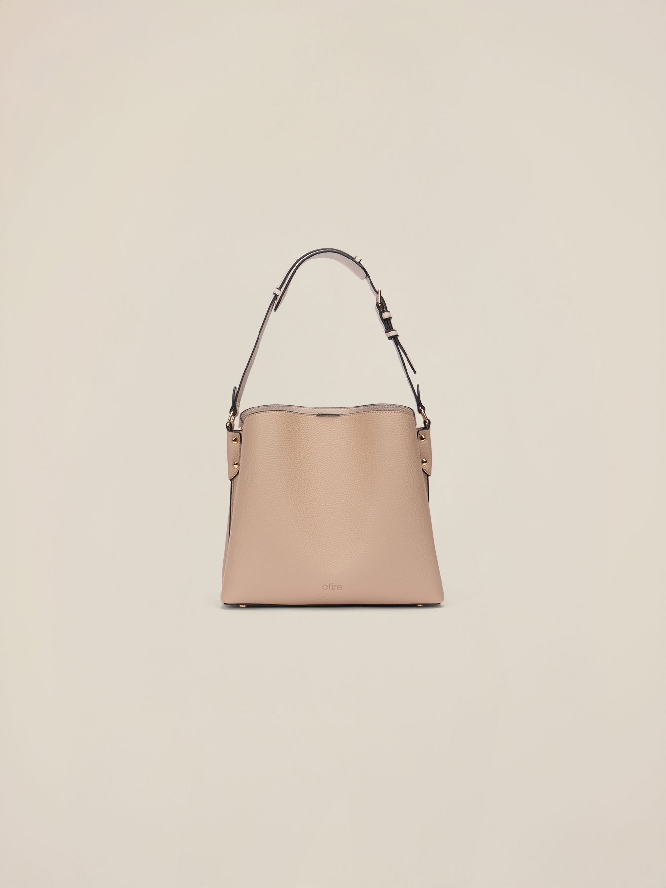 Bolso saco de cuero repujado image number 2