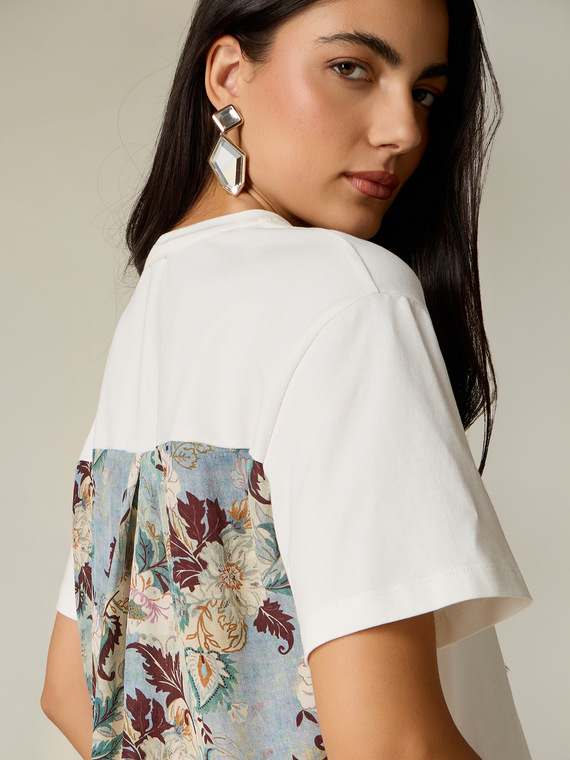 T-shirt with back insert