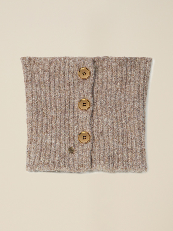 Col en maille avec boutons