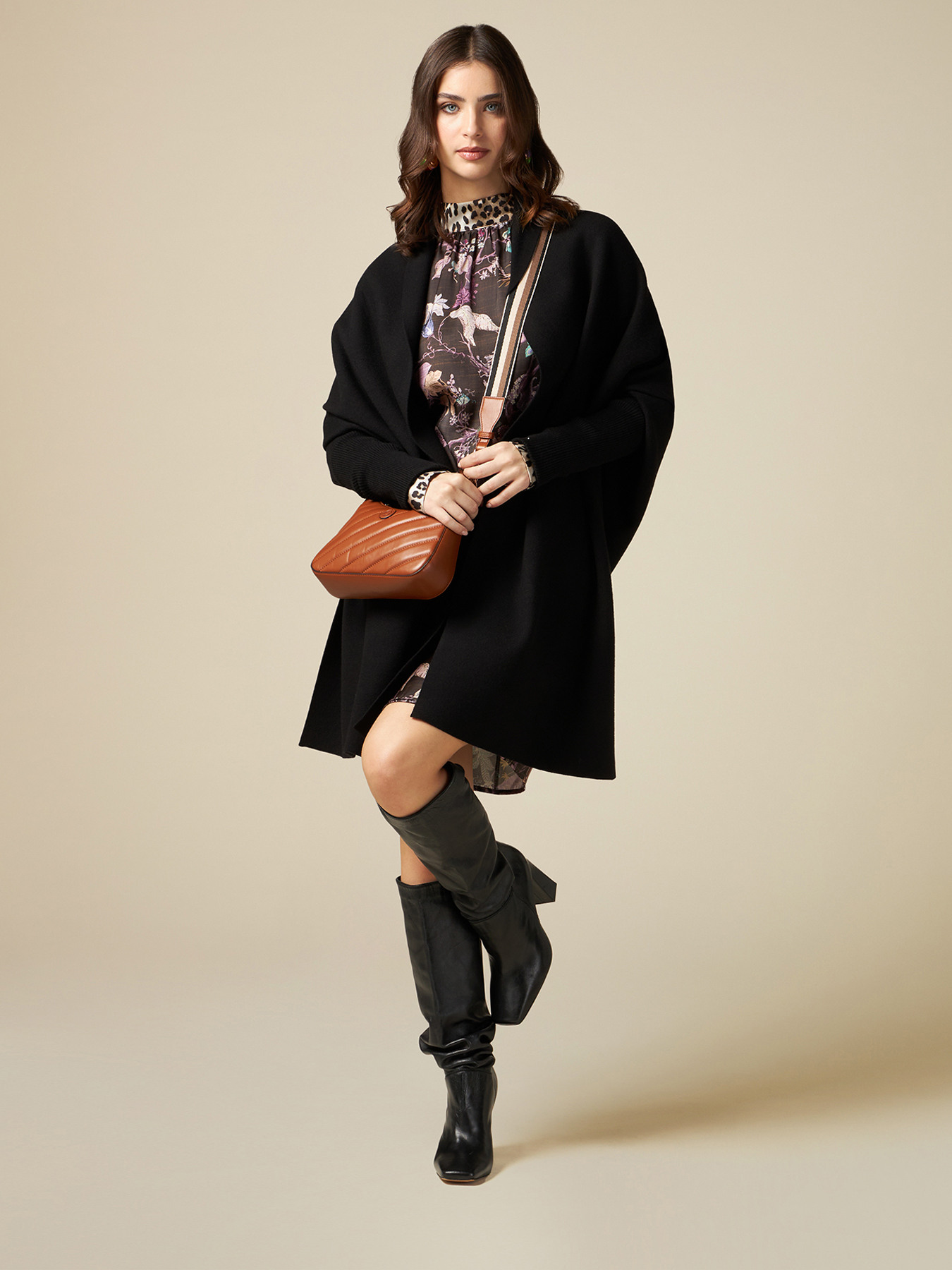 Cape asym&eacute;trique en tricot image number 3