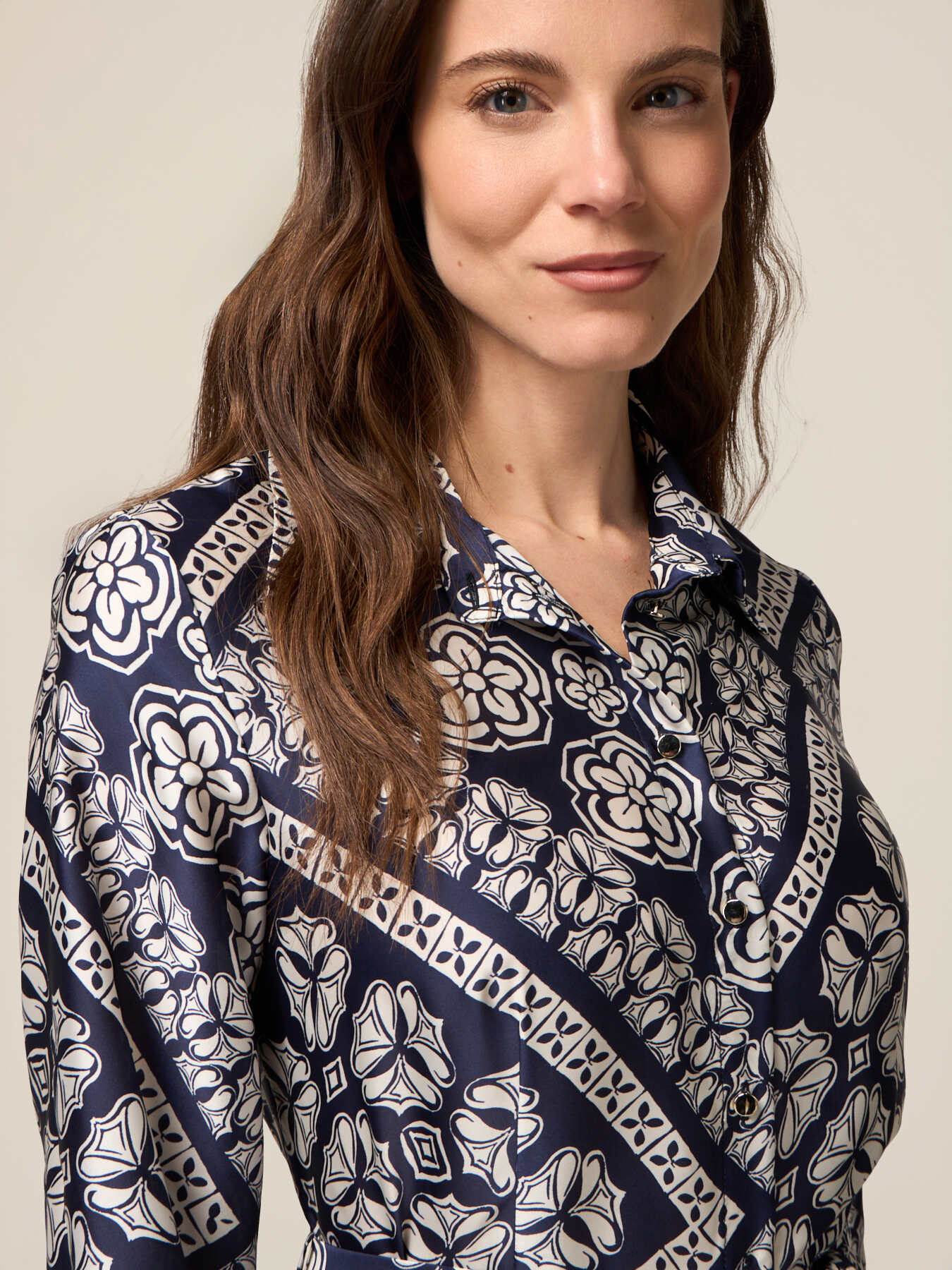 Chemisier in raso fantasia geometrica image number 2