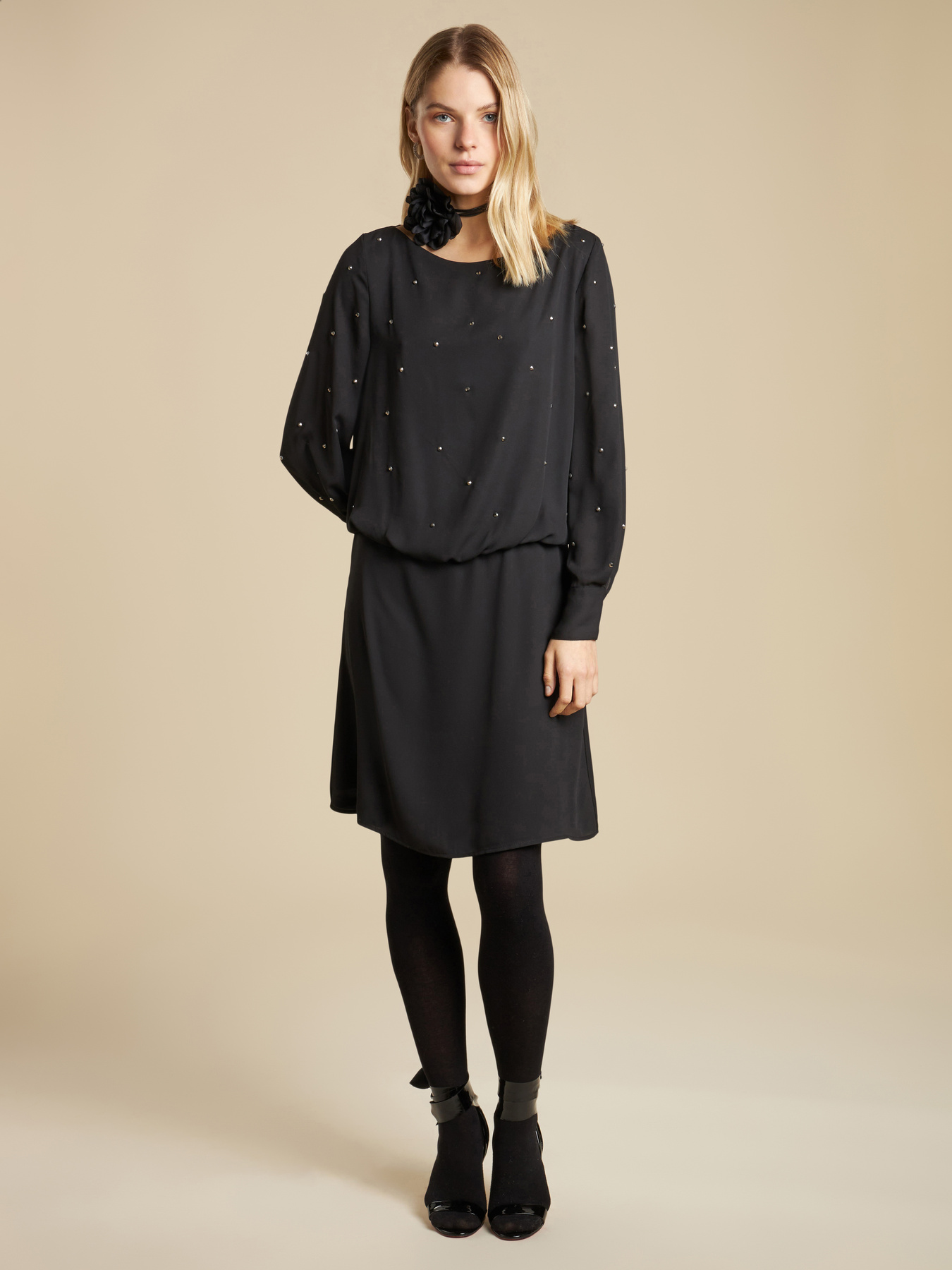 Vestido con pedrer&iacute;a all over image number 1