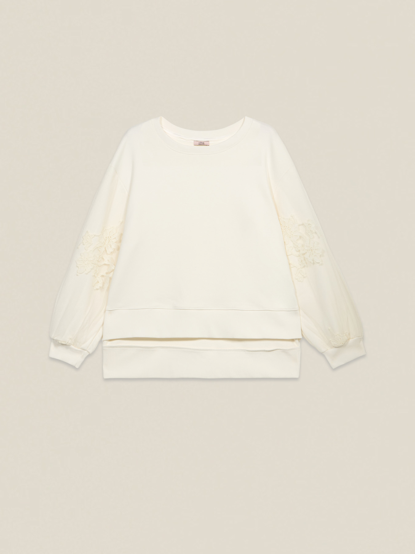 Sweat-shirt ferm&eacute; avec broderies sur les manches image number 3