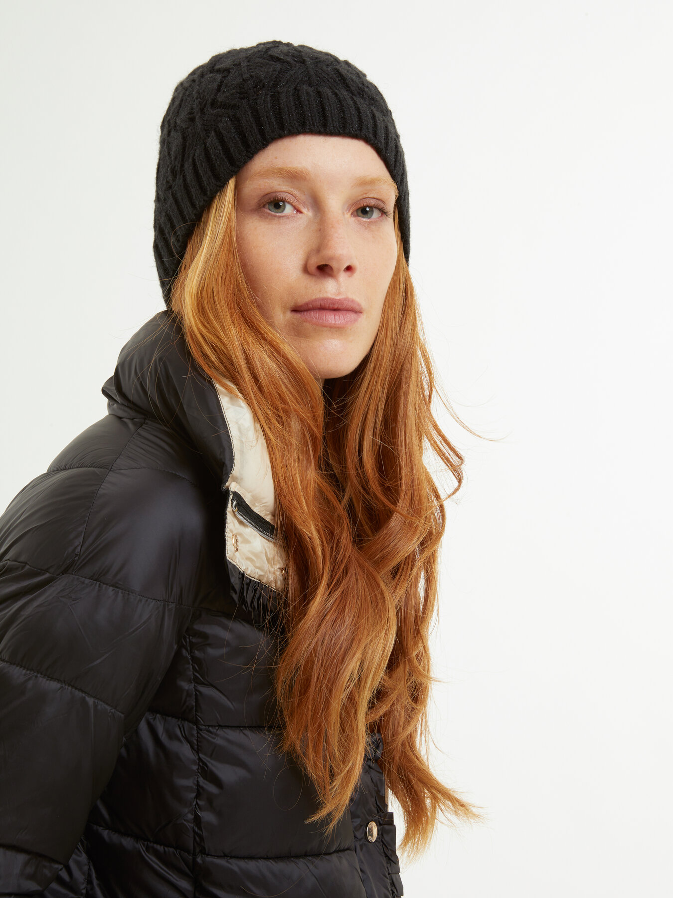 Gorro elaborado con trenzas image number 0