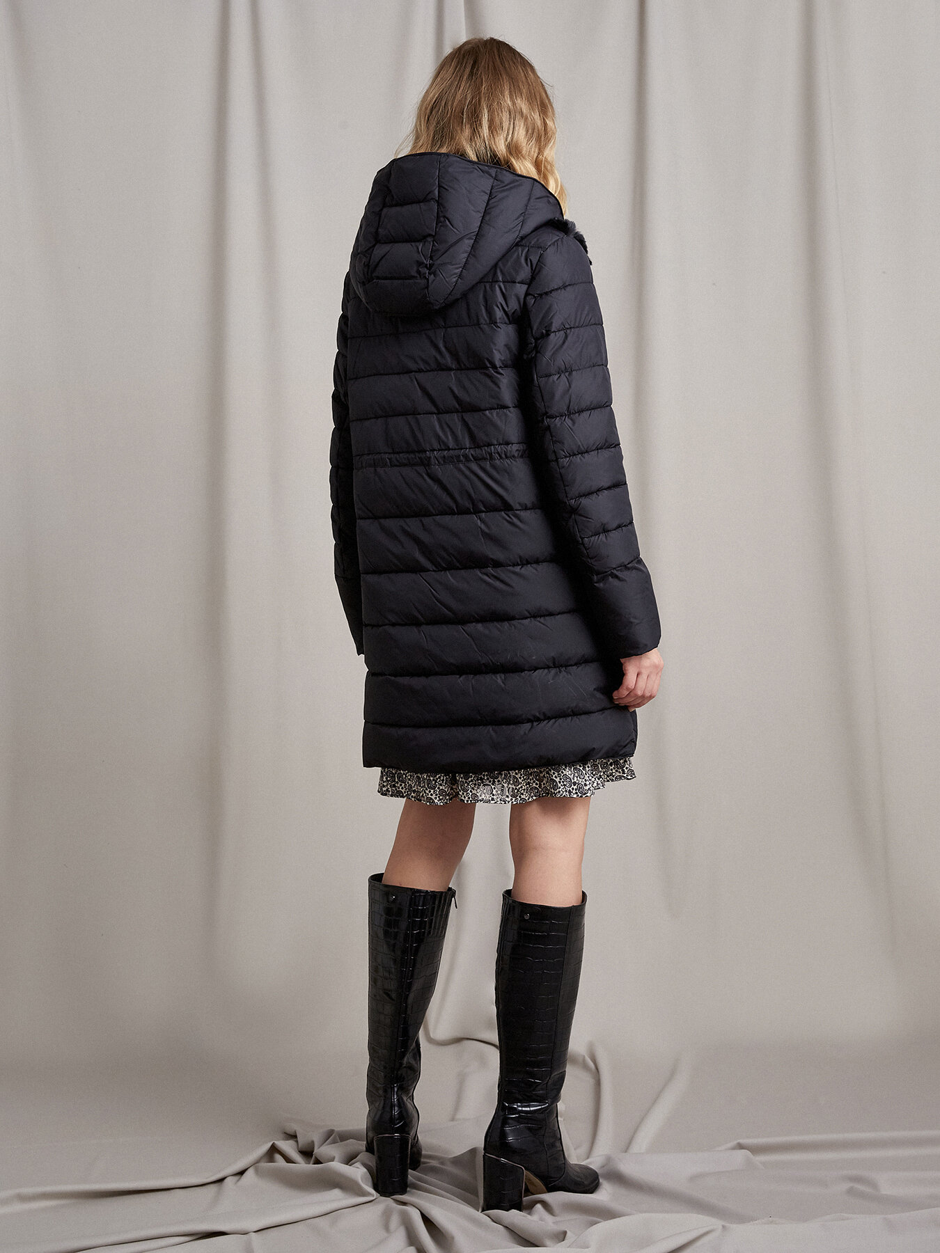 Piumino midi con inserti in finta pelliccia image number 1